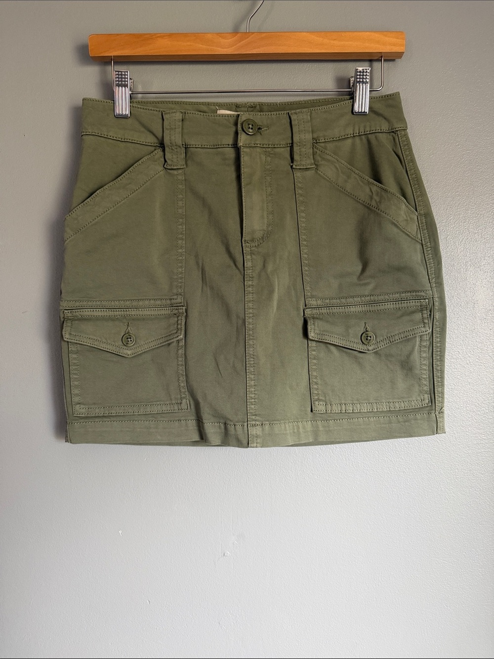 Liverpool Women’s Cargo Utility Gorpcore Mini Skort Green Stretch Twill Sz 2/26 - Picture 1 of 4
